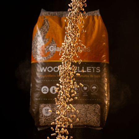 gf houtpellets sfeerfoto vallende houtpellets 2 gf houtpellets sfeerfoto vallende houtpellets 2